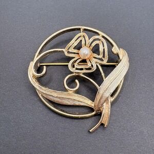 Vintage Sarah Coventry Floral Shamrock Clover Brooch Gold Tone w/ Faux Pearl